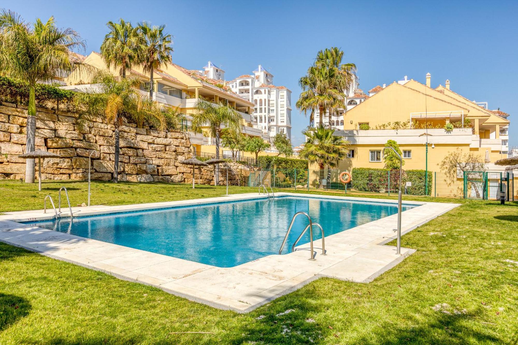 Hanami Puerto Alto Pa 3-1 Estepona Bagian luar foto